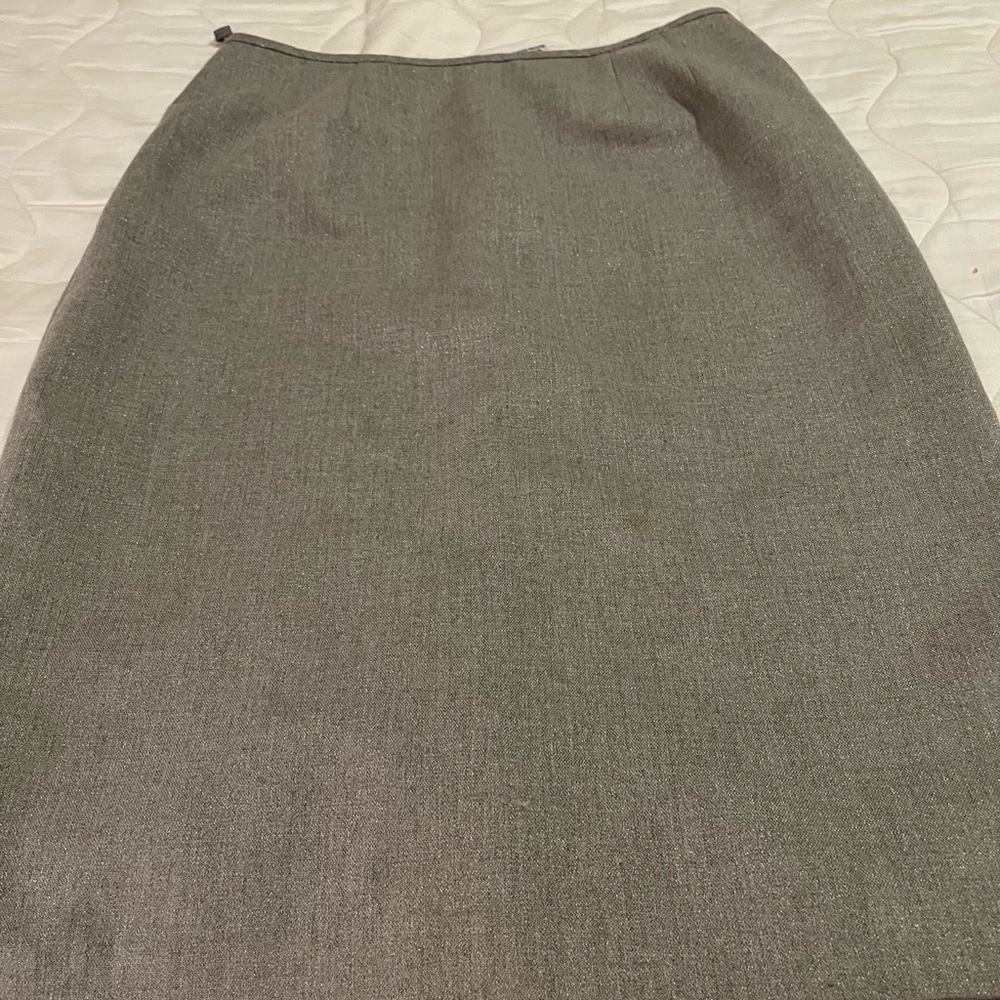 Le Suit Classic Gray Pencil Skirt. Size 8